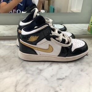 Air Jordan 1 Mid Patent SE ‘Black Gold’ 852542-007